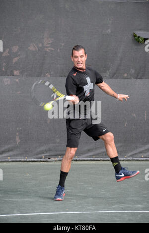 BOCA RATON, FL - 20. NOVEMBER: Rocker Gavin Rossdale wird gesehen, Tennis spielen, ohne seinen Ehering nach von Frau Gwen Stefani Im Boca Raton Resort Tennis Center split für die 26. jährlichen Chris Evert/Raymond James Pro-Celebrity Tennis Classic, Boca Raton, Florida. Personen: Gavin Rossdale Stockfoto