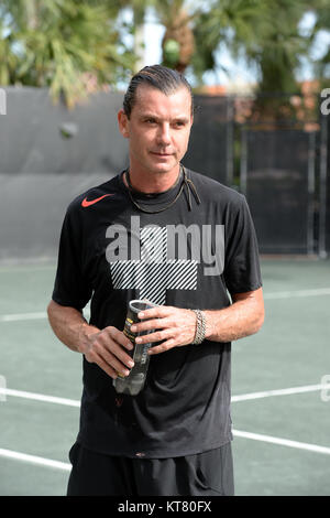 BOCA RATON, FL - 20. NOVEMBER: Rocker Gavin Rossdale wird gesehen, Tennis spielen, ohne seinen Ehering nach von Frau Gwen Stefani Im Boca Raton Resort Tennis Center split für die 26. jährlichen Chris Evert/Raymond James Pro-Celebrity Tennis Classic, Boca Raton, Florida. Personen: Gavin Rossdale Stockfoto
