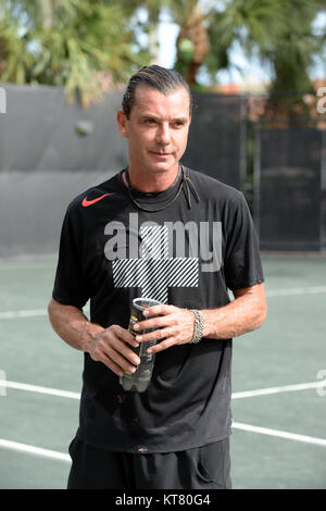BOCA RATON, FL - 20. NOVEMBER: Rocker Gavin Rossdale wird gesehen, Tennis spielen, ohne seinen Ehering nach von Frau Gwen Stefani Im Boca Raton Resort Tennis Center split für die 26. jährlichen Chris Evert/Raymond James Pro-Celebrity Tennis Classic, Boca Raton, Florida. Personen: Gavin Rossdale Stockfoto