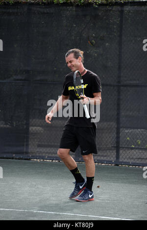 BOCA RATON, FL - 20. NOVEMBER: Rocker Gavin Rossdale wird gesehen, Tennis spielen, ohne seinen Ehering nach von Frau Gwen Stefani Im Boca Raton Resort Tennis Center split für die 26. jährlichen Chris Evert/Raymond James Pro-Celebrity Tennis Classic, Boca Raton, Florida. Personen: Gavin Rossdale Stockfoto