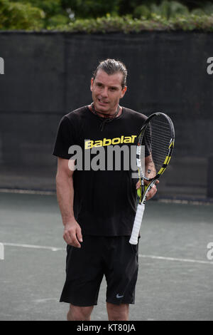 BOCA RATON, FL - 20. NOVEMBER: Rocker Gavin Rossdale wird gesehen, Tennis spielen, ohne seinen Ehering nach von Frau Gwen Stefani Im Boca Raton Resort Tennis Center split für die 26. jährlichen Chris Evert/Raymond James Pro-Celebrity Tennis Classic, Boca Raton, Florida. Personen: Gavin Rossdale Stockfoto