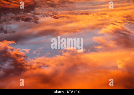 Bunte himmlischen Orange warme Wolken am Himmel bei Sonnenuntergang Stockfoto