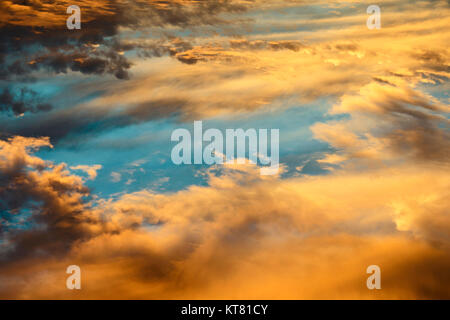 Bunte himmlischen Orange warme Wolken am Himmel bei Sonnenuntergang Stockfoto