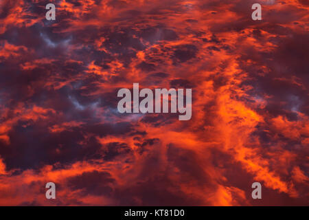 Bunte himmlischen Orange warme Wolken am Himmel bei Sonnenuntergang Stockfoto