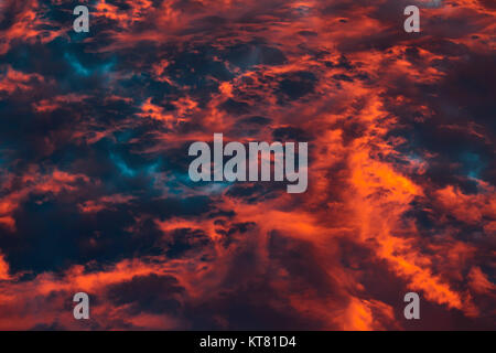 Bunte himmlischen Orange warme Wolken am Himmel bei Sonnenuntergang Stockfoto