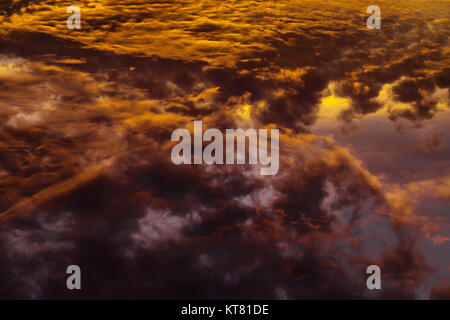 Bunte himmlischen Orange warme Wolken am Himmel bei Sonnenuntergang Stockfoto