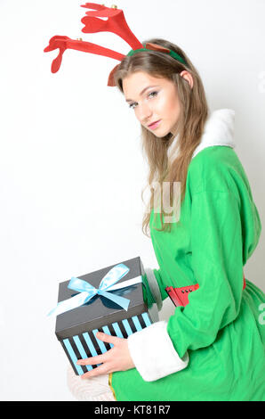 Junge weibliche Modell, Weihnachten Foto Session. 20 Jahre altes Mädchen in Rentier Kostüm. Stockfoto