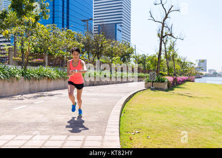 Sport Frau laufen und mit smart Watch Stockfoto