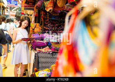 Frau einkaufen in Bangkok Markt Stockfoto