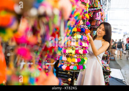 Frau einkaufen bei Chatuchak Weekend Market Stockfoto