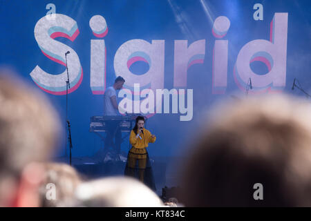 Norwegen, Tonsberg - Juli 12., 2017. Die norwegische Sängerin und Songwriterin Sigrid führt ein Live Konzert während der norwegischen Musik Festival Slottsfjell Festival 2017. Stockfoto