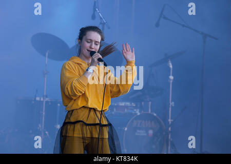 Norwegen, Tonsberg - Juli 12., 2017. Die norwegische Sängerin und Songwriterin Sigrid führt ein Live Konzert während der norwegischen Musik Festival Slottsfjell Festival 2017. Stockfoto