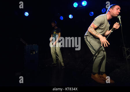 Norwegen, Oslo - September 27., 2017. Die englischen Punk duo Sleaford Mods führt ein Live Konzert von John Dee in Oslo. Hier Sänger Jason Williamson ist live auf der Bühne gesehen. (Foto: Gonzales Foto/Brokvam Kjell). Stockfoto