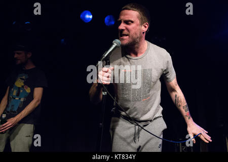 Norwegen, Oslo - September 27., 2017. Die englischen Punk duo Sleaford Mods führt ein Live Konzert von John Dee in Oslo. Hier Sänger Jason Williamson ist live auf der Bühne gesehen. (Foto: Gonzales Foto/Brokvam Kjell). Stockfoto