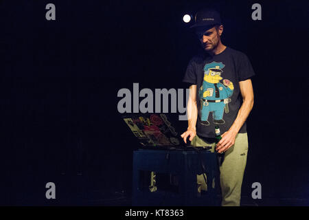 Norwegen, Oslo - September 27., 2017. Die englischen Punk duo Sleaford Mods führt ein Live Konzert von John Dee in Oslo. Hier Musiker Andrew Fearn gesehen wird live auf der Bühne. (Foto: Gonzales Foto/Brokvam Kjell). Stockfoto