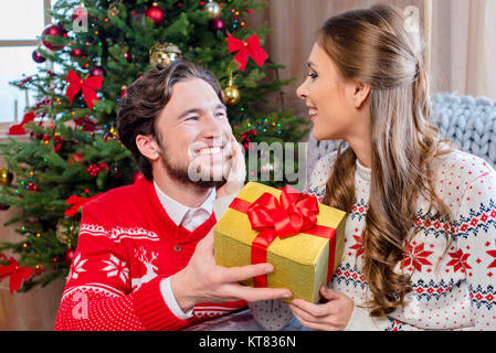 Brautpaar mit Weihnachtsgeschenk Stockfoto