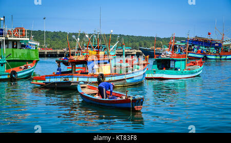 Fischerboote auf dem Meer auf der Insel Phu Quoc, Vietnam. Stockfoto