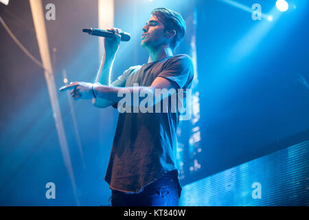 Der amerikanische DJ duo Die Chainsmokers führt eine Live Show auf Sentrum Scene in Oslo. Die elektronische House Musik Duo besteht aus der Musik Produzenten Andrew Taggart (dargestellt) und Alex Pall. Norwegen, 25/10 2016. Stockfoto