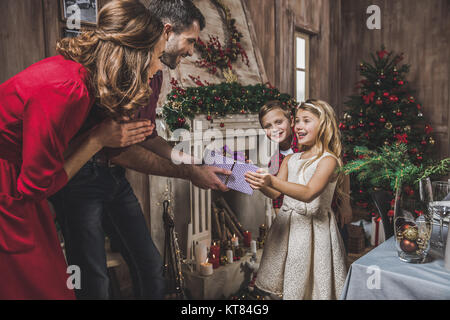 Mädchen erhalten vorhanden Stockfoto