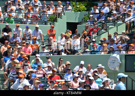 KEY BISCAYNE, FL - April 05: Kim Sears Uhren Novak Djokovic aus Serbien Niederlage Andy Murray aus Großbritannien in den mens Endrunde während der Miami Öffnen bei Crandon Park Tennis Center am 5. April 2015 in Key Biscayne, Florida. Personen: Kim Sears Stockfoto