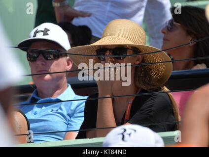 KEY BISCAYNE, FL - April 05: Kim Sears Uhren Novak Djokovic aus Serbien Niederlage Andy Murray aus Großbritannien in den mens Endrunde während der Miami Öffnen bei Crandon Park Tennis Center am 5. April 2015 in Key Biscayne, Florida. Personen: Kim Sears Stockfoto