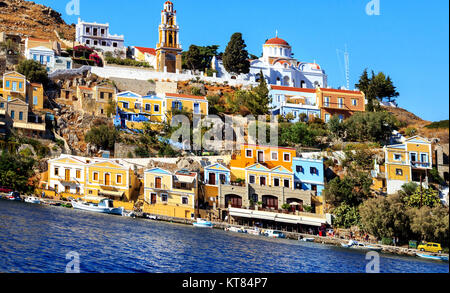 Malerische bunte Häuser und Kloster panormitis auf der griechischen Insel symi Stockfoto