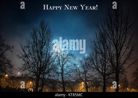 Buntes Feuerwerk über Häuser in der Stadt Stockfoto