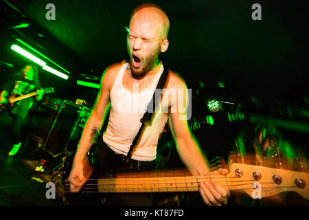 Die amerikanische Metalcore-Band Code Orange führt ein Live Konzert bei Beta in Kopenhagen. Hier Bassist Joe Goldman ist live auf der Bühne gesehen. Dänemark, 09/11 2015. Stockfoto