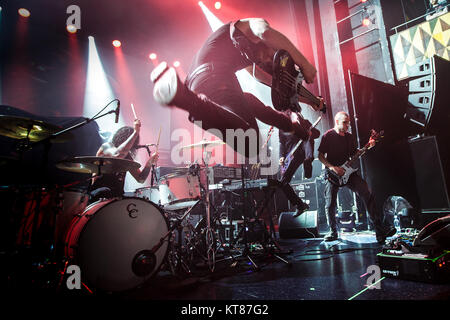 Die amerikanische Metalcore-Band Code Orange führt ein Live Konzert bei VEGA in Kopenhagen. Hier Bassist Joe Goldman ist live auf der Bühne gesehen. Dänemark, 09.03.2017. Stockfoto