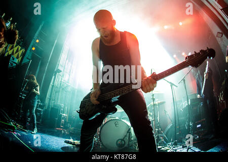 Die amerikanische Metalcore-Band Code Orange führt ein Live Konzert bei VEGA in Kopenhagen. Hier Bassist Joe Goldman ist live auf der Bühne gesehen. Dänemark, 09.03.2017. Stockfoto