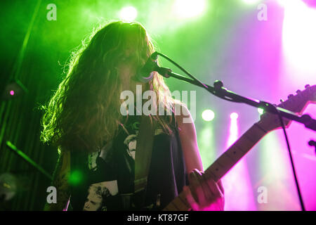 Die amerikanische Metalcore-Band Code Orange führt ein Live Konzert bei VEGA in Kopenhagen. Hier Gitarrist Reba Meyers ist live auf der Bühne gesehen. Dänemark, 09.03.2017. Stockfoto