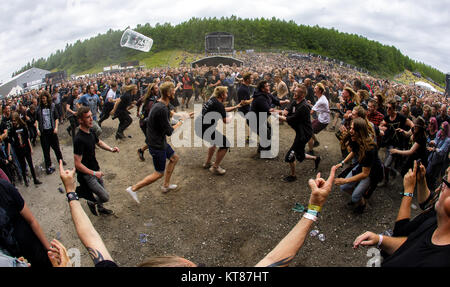 Tausende Festivalbesucher und Heavy Metal Musik Liebhaber sammeln jedes Jahr für die jährliche Hard Rock und Heavy Metal Musik Festival Copenhell in Kopenhagen. Hier ist der Gast ist preparig für moshing oder slamdancing. Dänemark 22/06 2017. Stockfoto