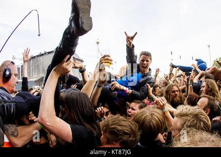 Tausende Festivalbesucher und Heavy Metal Musik Liebhaber sammeln jedes Jahr für die jährliche Hard Rock und Heavy Metal Musik Festival Copenhell in Kopenhagen. Hier ist eine Frau crowd surfen. Dänemark 22/06 2017. Stockfoto