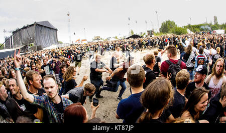 Tausende Festivalbesucher und Heavy Metal Musik Liebhaber sammeln jedes Jahr für die jährliche Hard Rock und Heavy Metal Musik Festival Copenhell in Kopenhagen. Hier ist der Gast ist preparig für moshing oder slamdancing. Dänemark 22/06 2017. Stockfoto