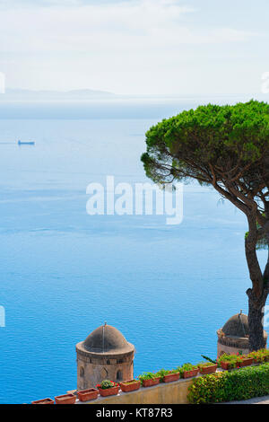 Blick von der Terrasse auf das Tyrrhenische Meer Dorf in Ravello, Amalfi Küste, Italien Stockfoto