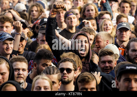 Der Bereich vor der Bühne ist mit Orange Musikliebhaber und Festivalbesucher bei einem live Konzert während der dänischen Musik Festival Roskilde Festival 2017 verpackt. Dänemark, 30.06.2017. Stockfoto