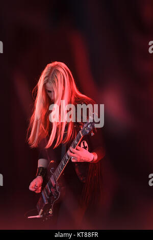 Die englische Doom-Metal-Band Electric Wizard führt ein live-Konzert in der Arena-Bühne beim Roskilde Festival 2014. Hier sieht man Gitarrist Liz Buckingham live auf der Bühne. Dänemark, 03/07-2014. Stockfoto