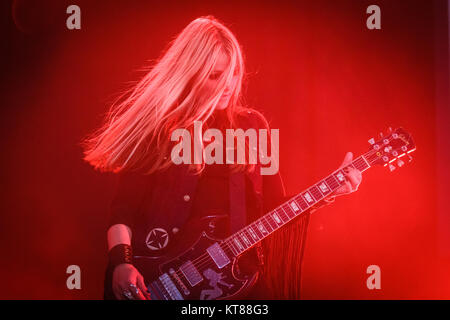 Die englische Doom-Metal-Band Electric Wizard führt ein live-Konzert in der Arena-Bühne beim Roskilde Festival 2014. Hier sieht man Gitarrist Liz Buckingham live auf der Bühne. Dänemark, 03/07-2014. Stockfoto