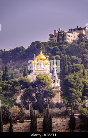 Blick auf Maria Magdalena s Kathedrale von russisch-orthodoxen Gethsemane Kloster unter Bäumen am Ölberg Hang. Stockfoto