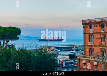 Sonnenuntergang am Hafen von Marina Grande, Sorrento, Tyrrhenische Meer, Küste von Amalfi, Italien Stockfoto