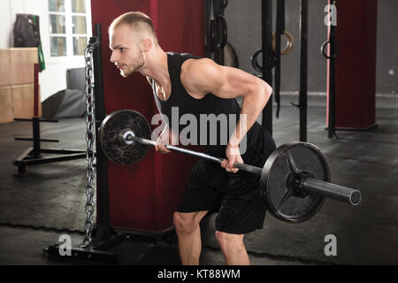 Mann Anheben Barbell Stockfoto