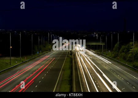 Lange Belichtung geschossen bei Sonnenuntergang leichte Wanderwege aus dem Scheinwerfer und Rücklichter von Autos entlang der M62 in der Nähe von Brighouse fahren in West Yorkshire Stockfoto