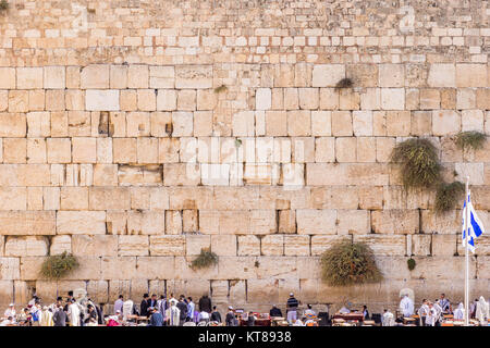 Die westliche Mauer in Jerusalem mit Staat Flagge von Israel. Stockfoto