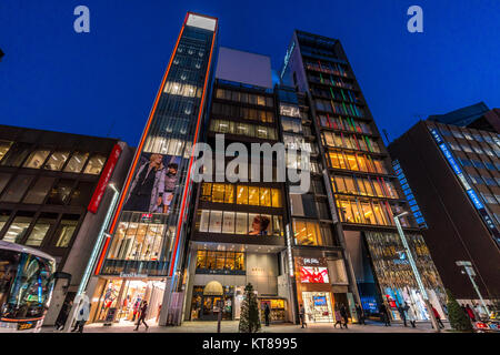 Ginza, Tokyo - Dezember 2017: Beginn der Weihnachtszeit in überfüllten Chuo-dori Straße in Ginza luxuriöse Einkaufsmöglichkeiten in der Nacht. Stockfoto