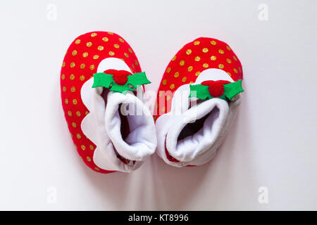 Mein kleiner Pudding - Baby's Christmas Pudding booties auf weißem Hintergrund Stockfoto