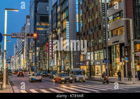 Ginza, Tokyo - Dezember 2017: Beginn der Weihnachtszeit in überfüllten Chuo-dori Straße in Ginza luxuriöse Einkaufsmöglichkeiten in der Nacht. Stockfoto