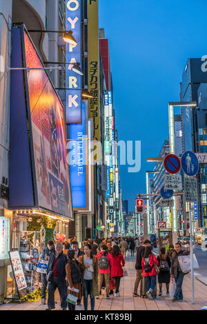 Ginza, Tokyo - Dezember 2017: Beginn der Weihnachtszeit in überfüllten Chuo-dori Straße in Ginza luxuriöse Einkaufsmöglichkeiten in der Nacht. Stockfoto