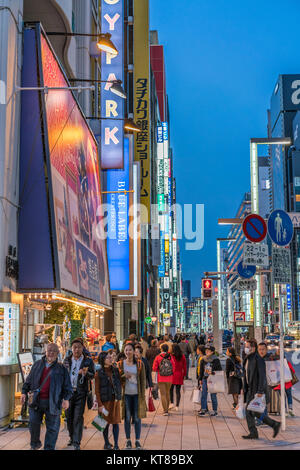 Ginza, Tokyo - Dezember 2017: Beginn der Weihnachtszeit in überfüllten Chuo-dori Straße in Ginza luxuriöse Einkaufsmöglichkeiten in der Nacht. Stockfoto