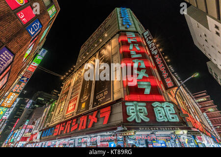 NishiShinjuku, Shinjuku-ku, Tokyo, Japan - 20 November, 2017: Bunte Straße und Neon Plakate. Menschen vorbei an Geschäften und Restaurants ein Stockfoto