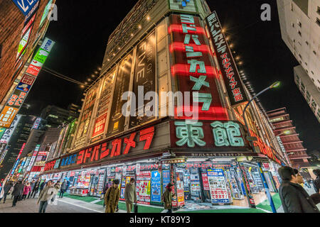 NishiShinjuku, Shinjuku-ku, Tokyo, Japan - 20 November, 2017: Bunte Straße und Neon Plakate. Menschen vorbei an Geschäften und Restaurants ein Stockfoto